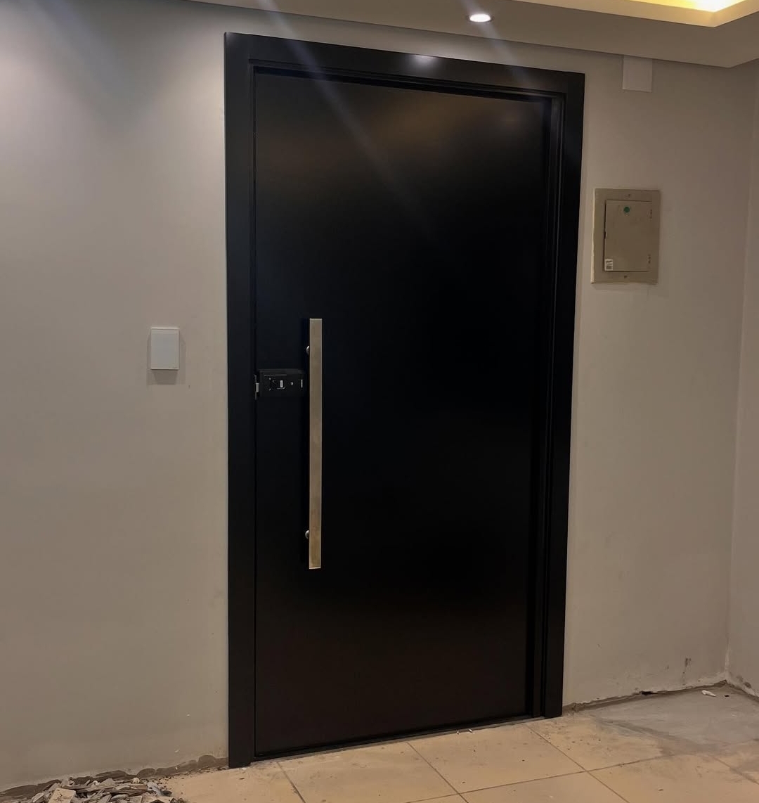 Porta externa moderna em ACM com fechadura digital — BR Portas